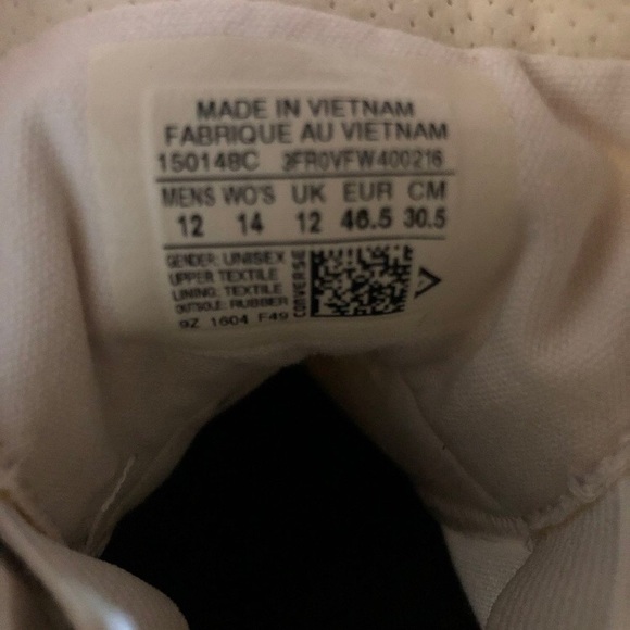 Chuck Taylor Converse - Picture 2 of 3